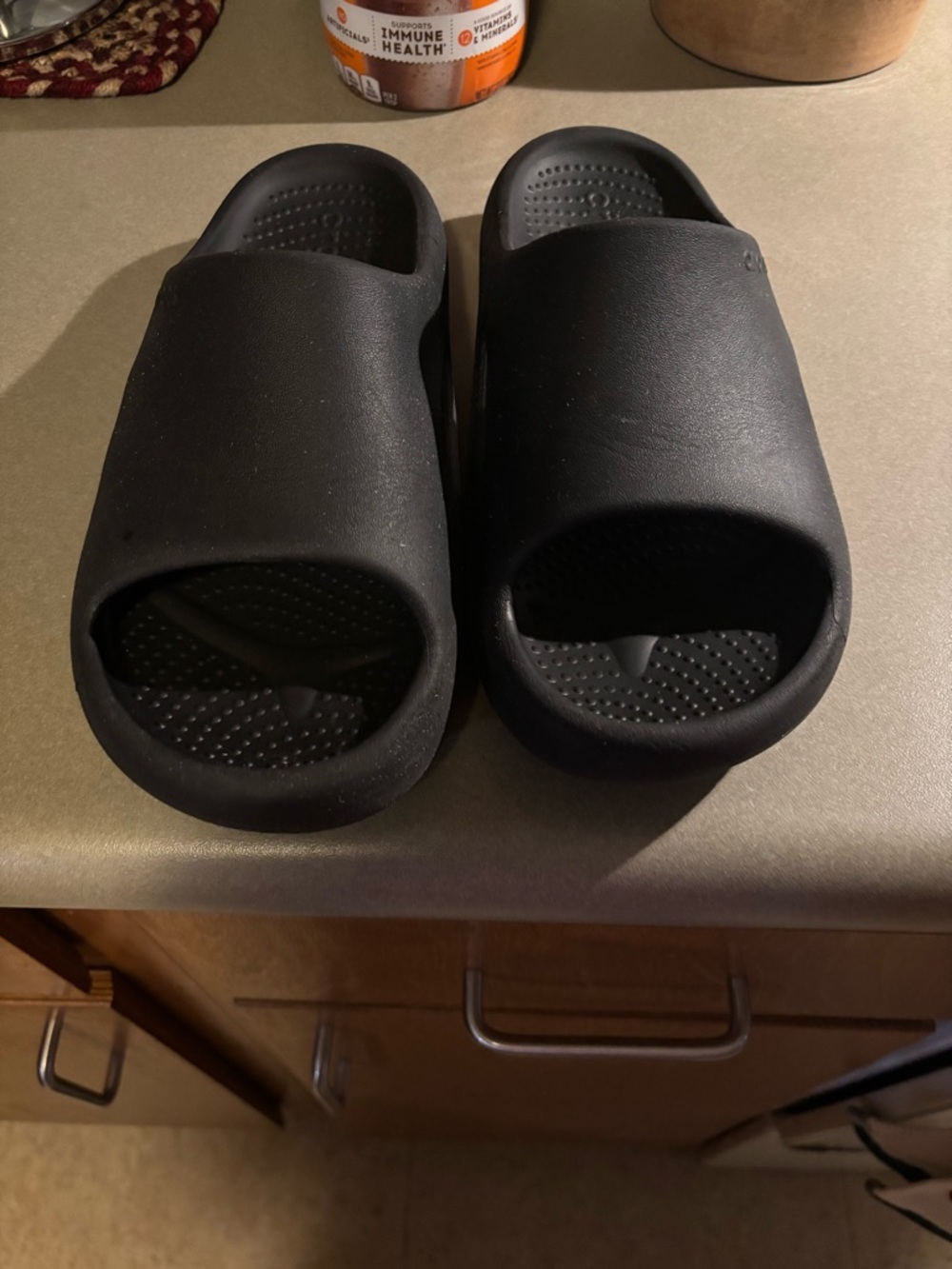 Women’s Size 7 & Men’s Size 5 CROCS Classic Slide Sandals in Black